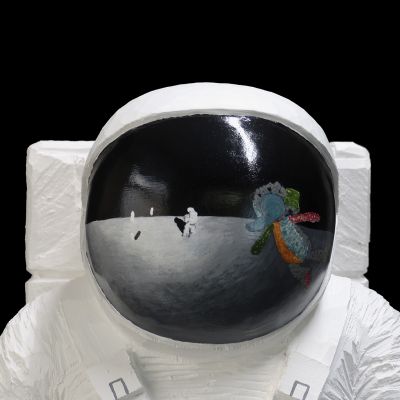 Spaceman_w_fox_toy_elephant_visier.jpg