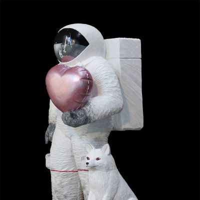 Spaceman_w_fox_and_heart_li.jpg