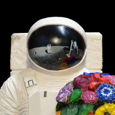 Spaceman_flowers_visier.jpg