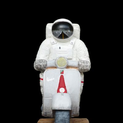 Spaceman_on_the_road_vorn-I.jpg